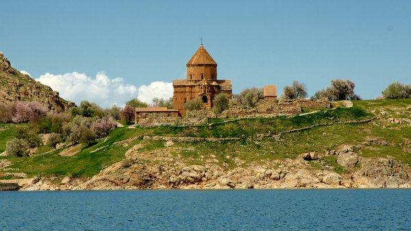 C:\Users\lg\Desktop\depositphotos_32475105-stock-photo-akdamar-island-church-on-van.jpg