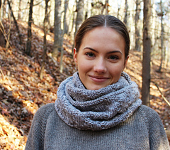 woman wearing gray knitted cowl