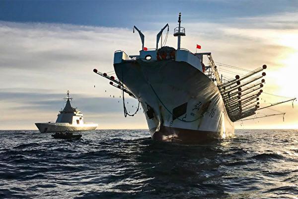 Một tàu đánh cá Trung Quốc hoạt động trái phép trong vùng đặc quyền kinh tế của Argentina vào ngày 04/05/2020. Hoạt động đánh bắt cá trái phép của chính quyền Trung Quốc ở các vùng biển xa xôi đang cướp đi nguồn lợi thủy hải sản toàn cầu và phá hủy sinh kế truyền thống của nhiều quốc gia. (Ảnh: Văn phòng Báo chí Hải quân Argentina/AFP/Getty Images)