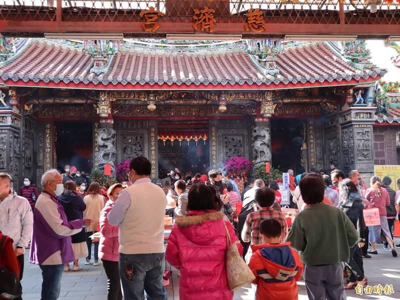 今天大年初一許多民眾到豐原慈濟宮參拜。(記者歐素美攝)