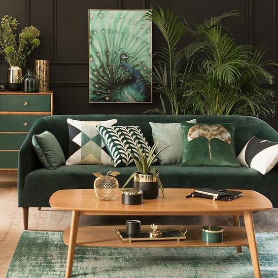  Sofá verde esmeralda com Boiserie e plantas na sala