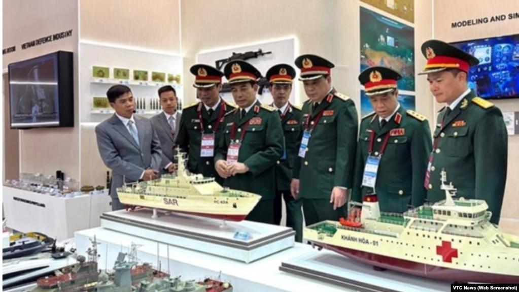 Bộ trưởng Quốc phòng Việt Nam Phan Văn Giang cùng phái đoàn thăm một gian trưng bày tại Diễn đàn Quân sự-Kỹ thuật Quốc tế, Army-2023 ở Moscow, Nga, hôm 14/8.