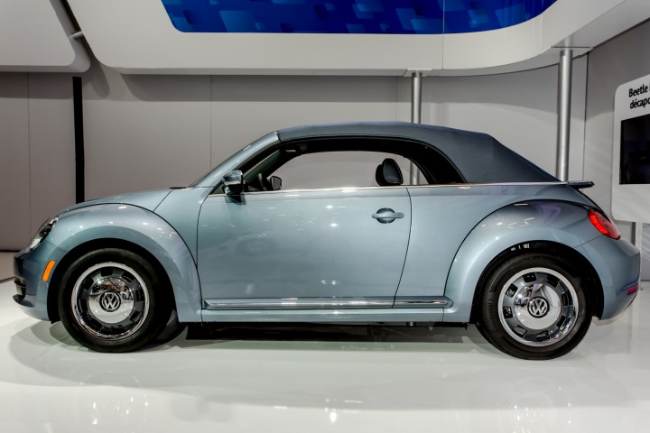 2016_BeetleConvertibleDenim_Side_Exterior_2-720x480.jpg