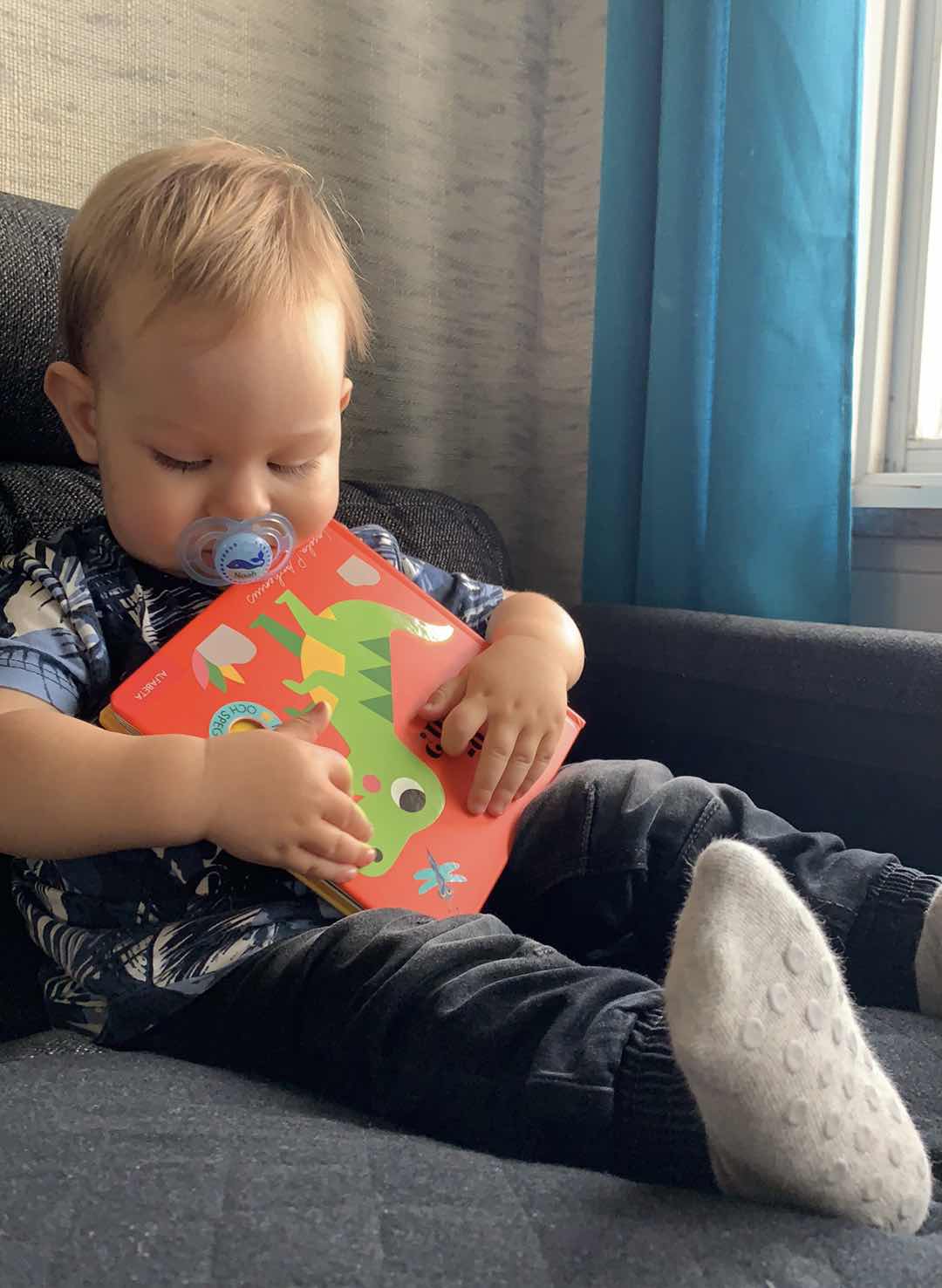 Noah med sin älskade Dinosauriebok.