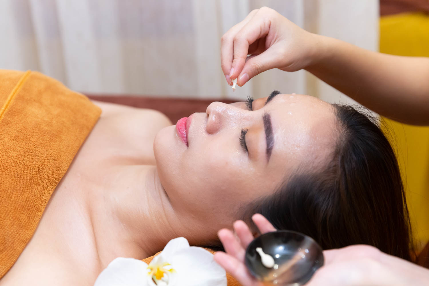 Giải đáp: Có nên nặn mụn trứng cá không? - Himalaya Spa