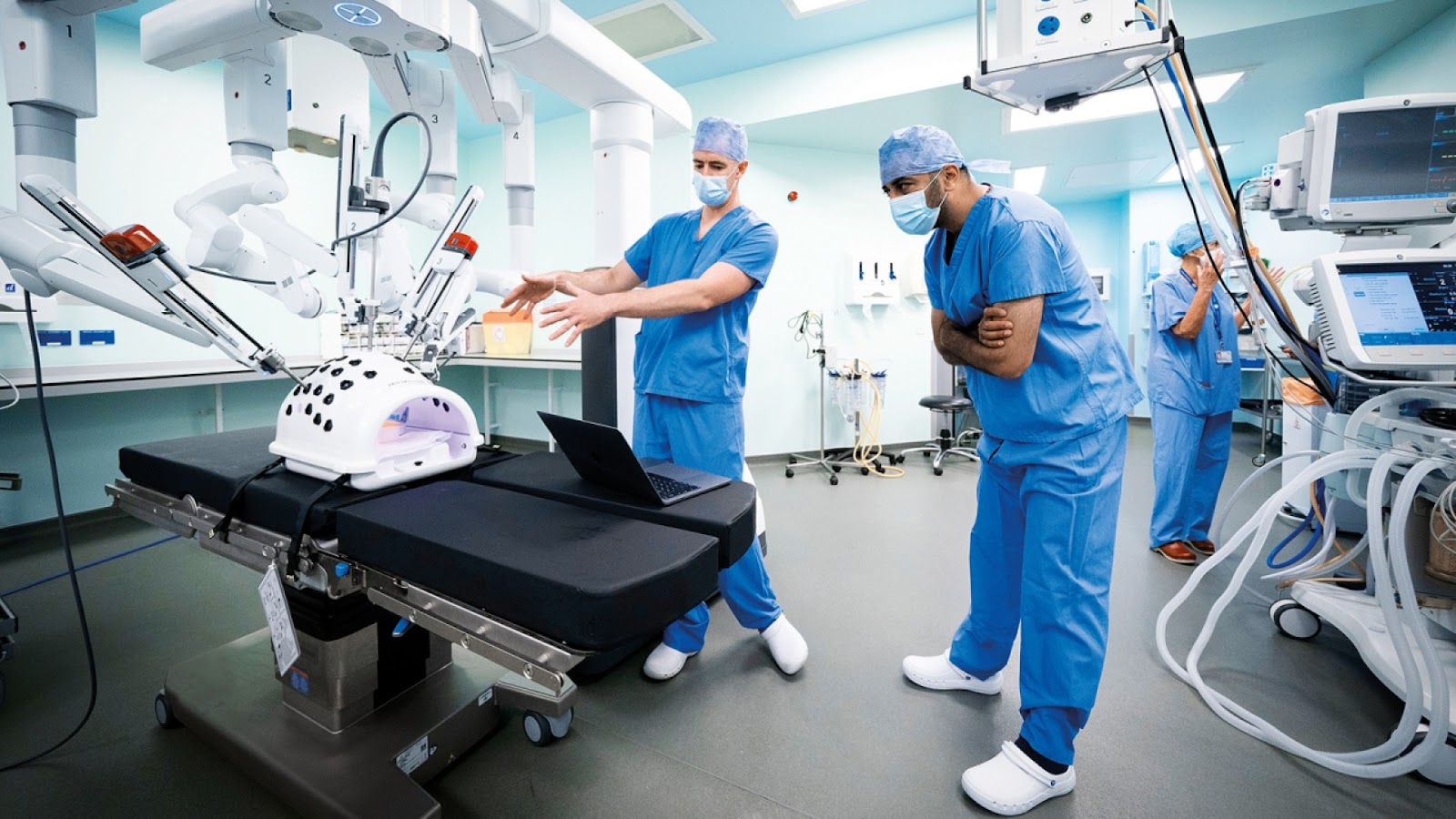 médicos utilizando um robô para ajudar em uma cirurgia 