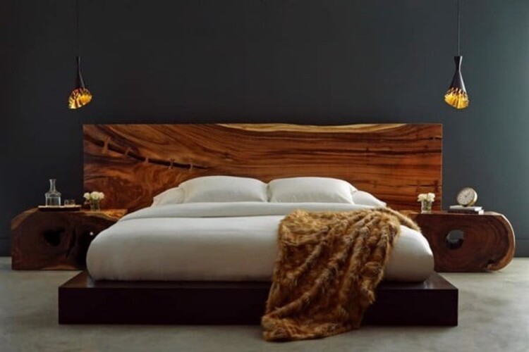 Ốp đầu giường và bàn trang trí phòng ngủ từ gỗ me tây lạ mắt nhưng không kém phần sang trọng.