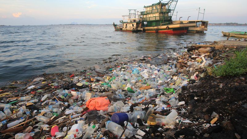 plastic-trash-image-seamlesssource.com