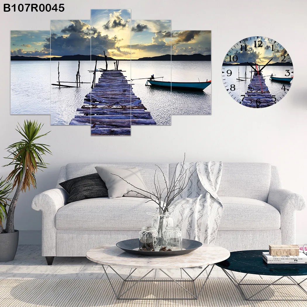 لوحة جدارية مع ساعة