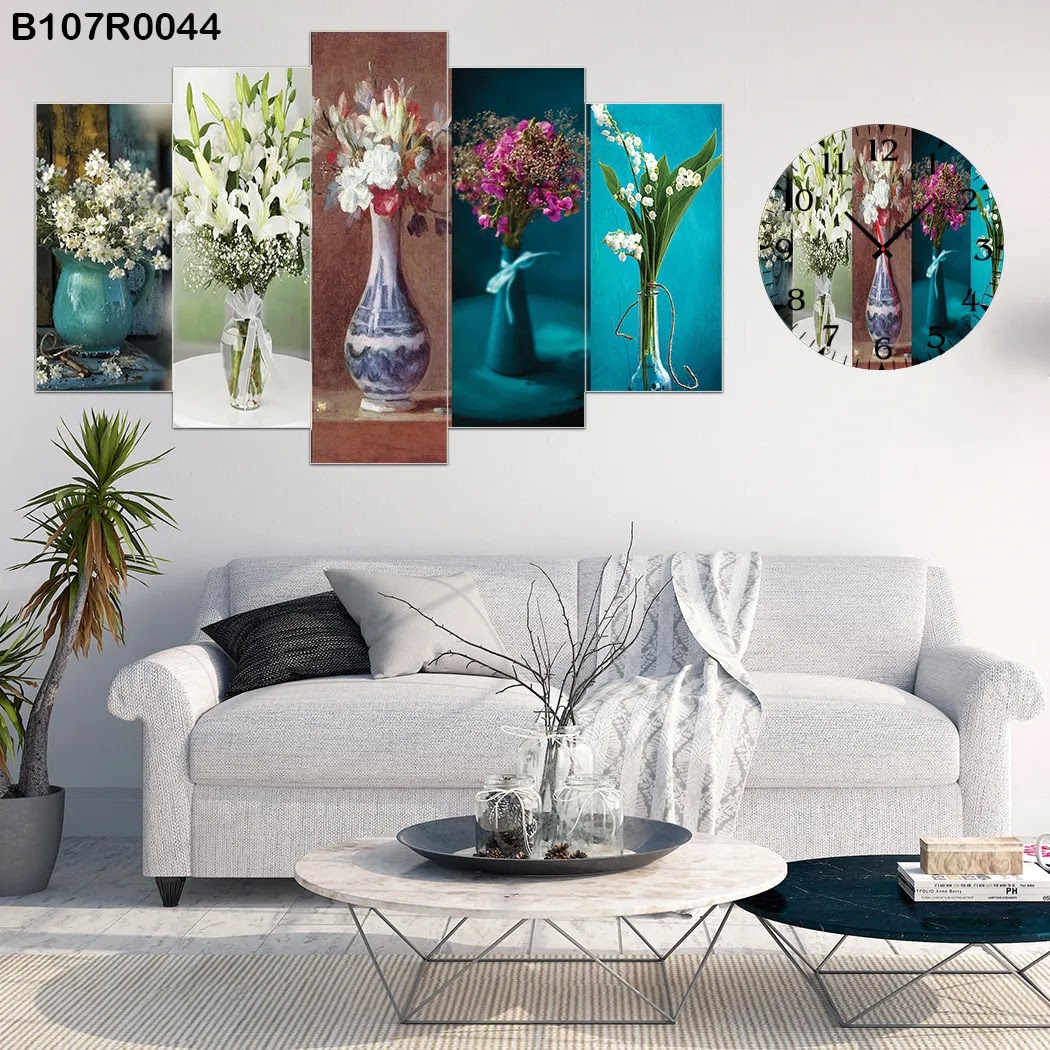 لوحة جدارية مع ساعة