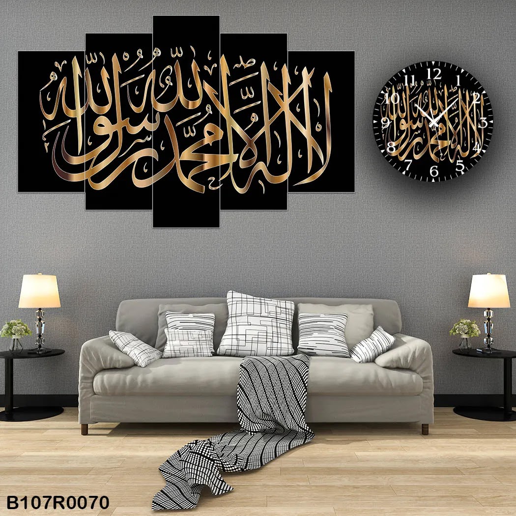 لوحة جدارية مع ساعة بتصميم خط عربي إسلامي ذهبي على خلفية سوداء