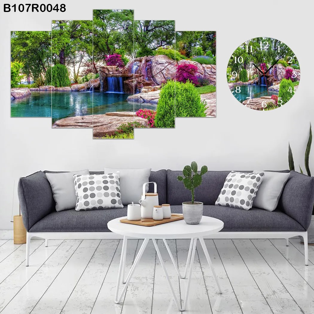 لوحة جدارية مع ساعة