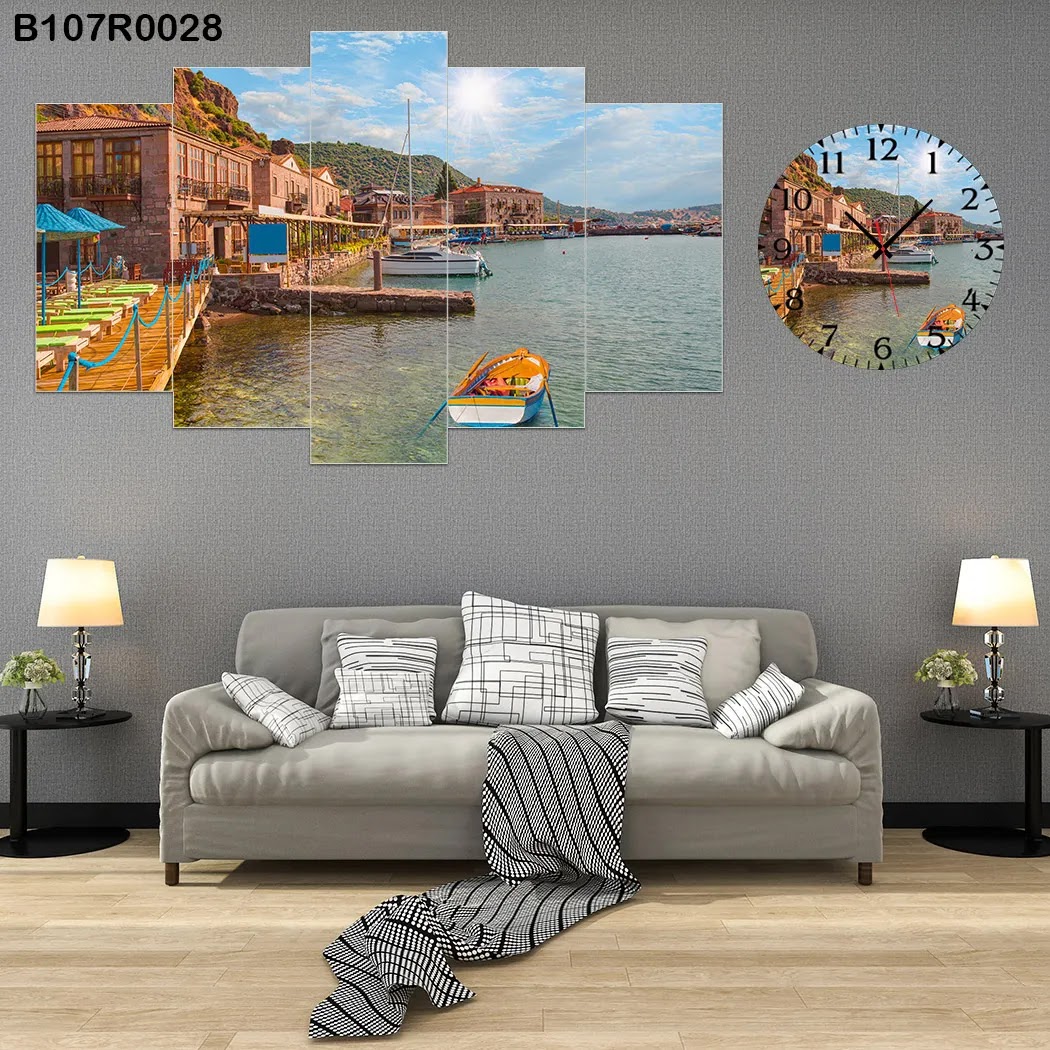 لوحة جدارية مع ساعة