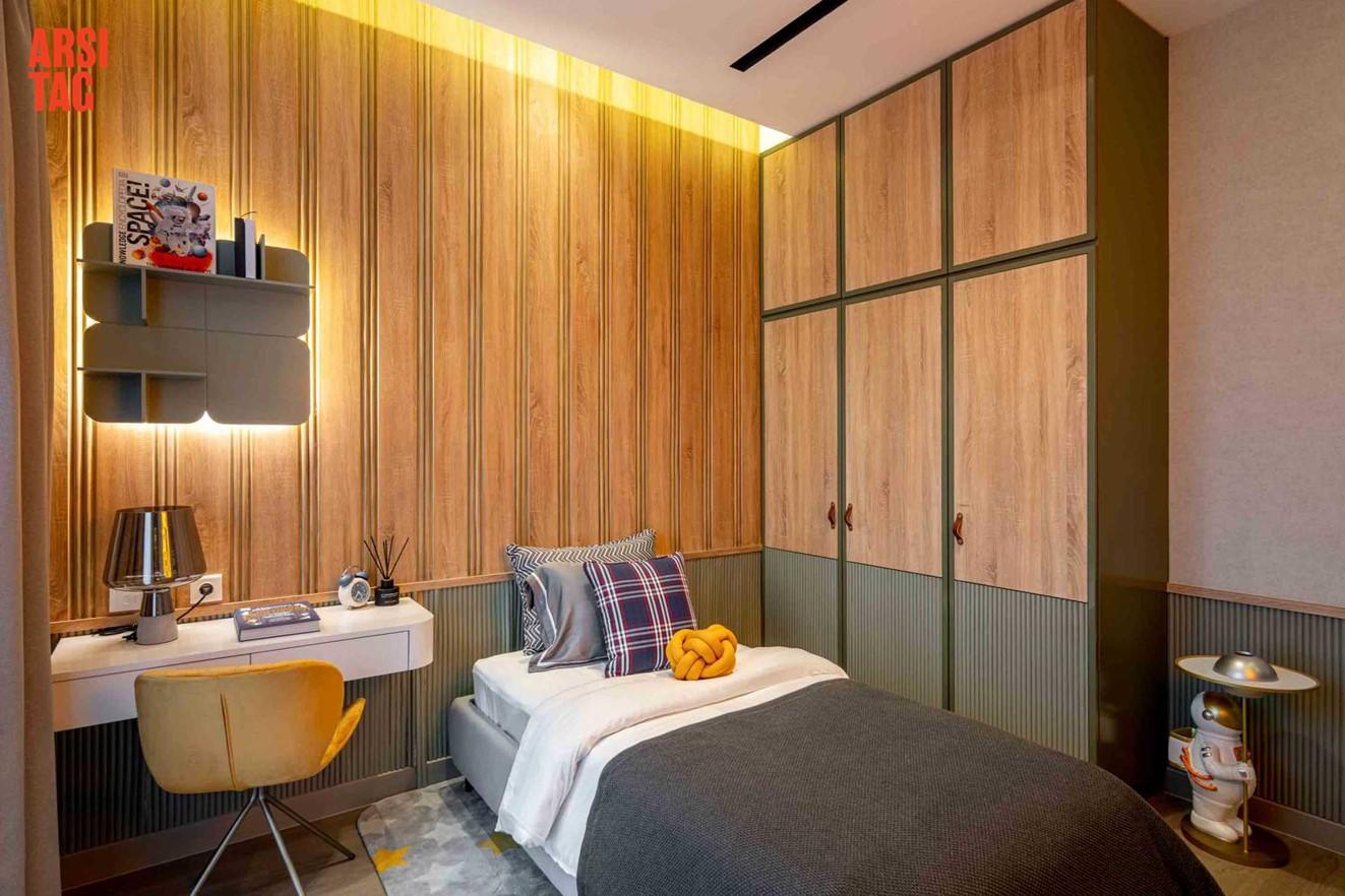 Kombinasi dinding panel kayu yang berbeda warna dan ukuran pada kamar tidur, Karya Metaphor Interior Architecture via Arsitag