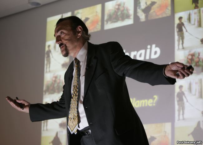 Доктор Филип Зимбардо во время лекции о пытках в американской тюрьме в Ираке Абу Грейб, Калифорния, 2007 год