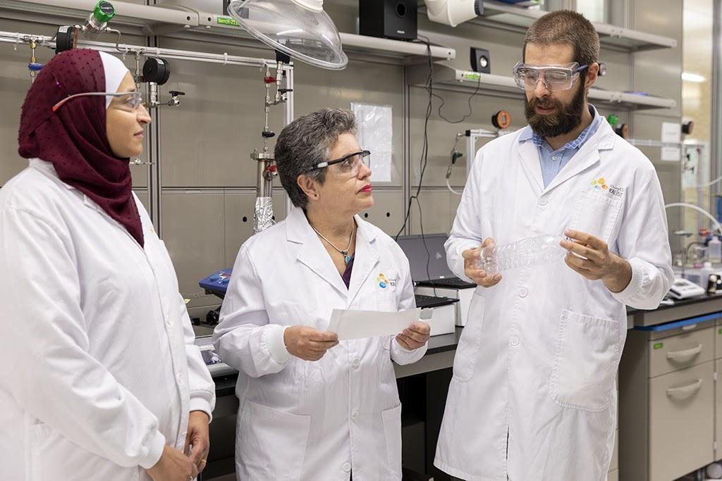 Ola Habboud (à esquerda), Suzana Nunes e Bruno Pulido discutem sua tecnologia de membrana PET