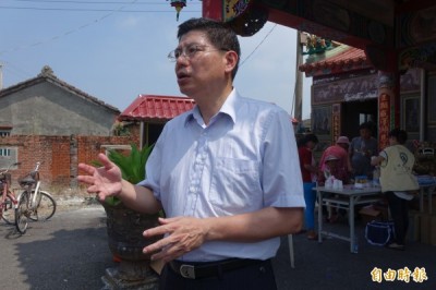 台大教授詹長權今天到彰化縣大城鄉台西村，了解居民健檢情況。（記者劉曉欣攝）