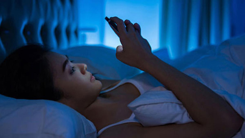 Sử dụng các thiết bị điện tử trước khi đi ngủ sẽ ảnh tới chất lượng giấc ngủ