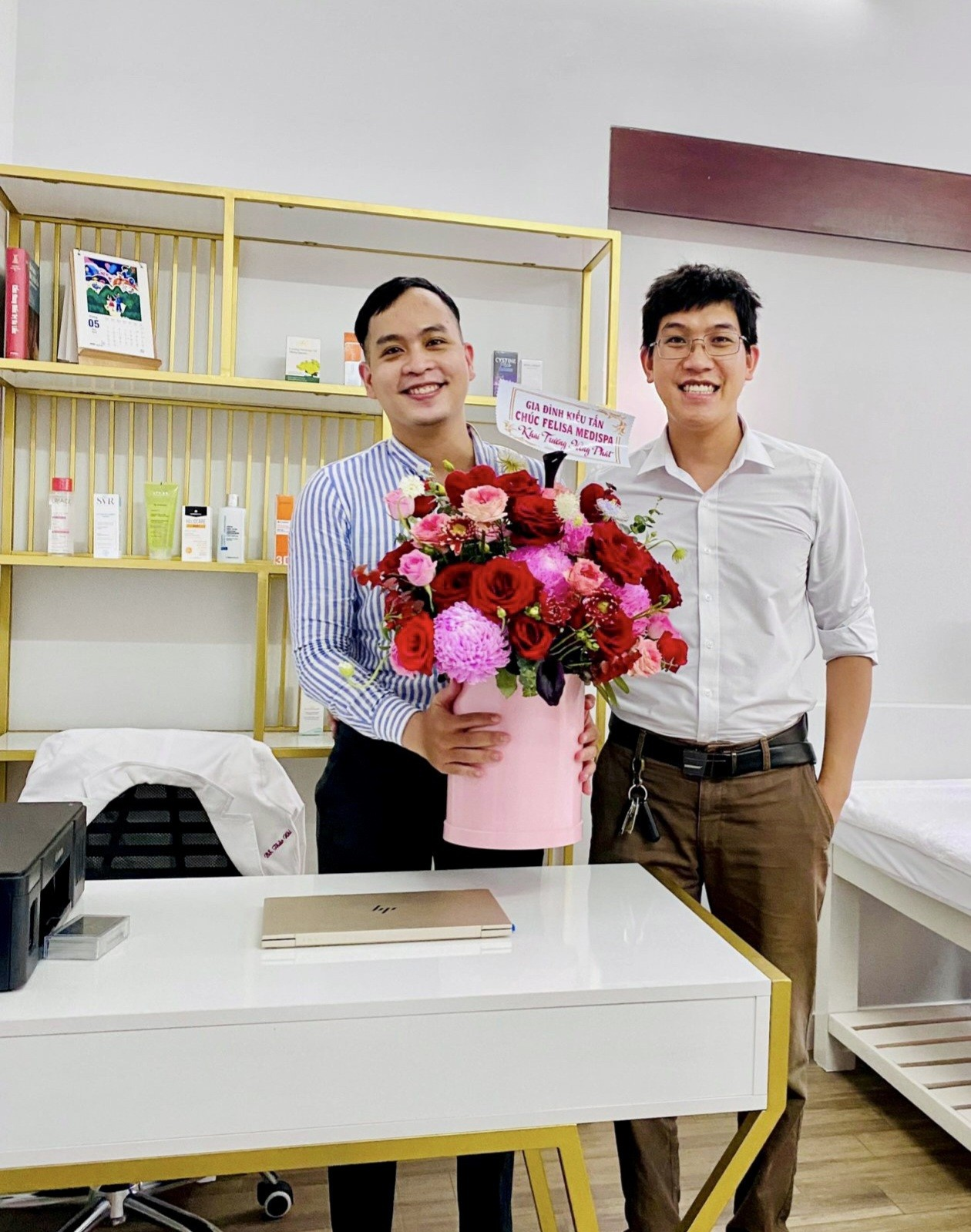Anh Tiêu Thiên Vũ và BS Tô Văn Vin tham dự khai trương FELISA MOMSPA