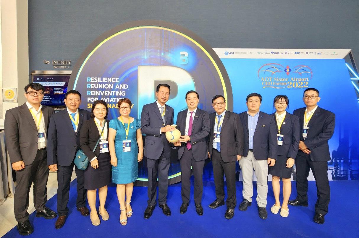  Đoàn công tác của ACV gặp gỡ, tặng quà lưu niệm Chủ tich AOT  trong  Chương trình “AOT Sister Airports CEO Forum 2022” tại Thái Lan