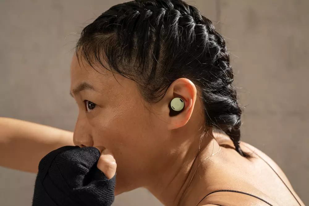 Que ce soit lors d’une séance d'entraînement intense ou d’un jogging sous une pluie fine, vos Pixel Buds Pro vous accompagnent partout ! Les écouteurs offrent une résistance à l'eau IPX4 et l'étui une résistance à l'eau IPX2.