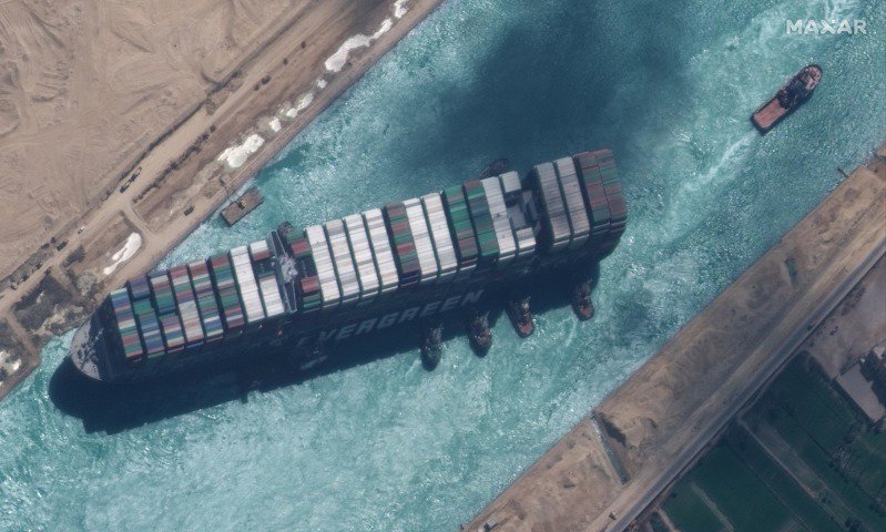 長榮「長賜號」貨櫃輪在蘇伊士運河擱淺近一周後，終於在29日脫困，但後續還得面臨事故調查、賠償等事宜。當局表示此次事件造成的損失恐達約10億美元（約新台幣288億元）。法新社