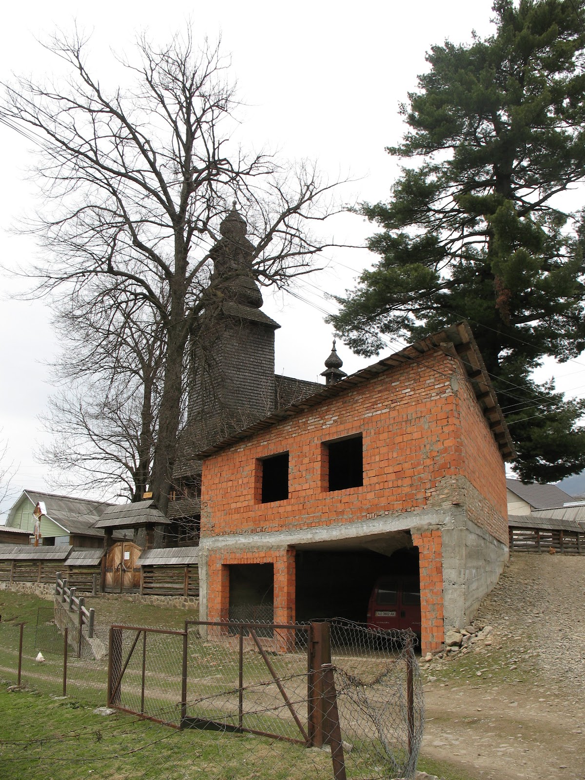 Незаконно збудований гараж в охоронній зоні пам’ятки національного значення – церкви Святого Духа 1795 року в Колочаві.  - фото 82012