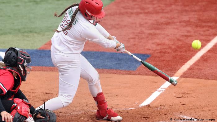 Brittany Cervantes, número 22 del equipo mexicano de béisbol femenino, batea durante los Juegos Olímpicos de Tokyo 2020 en Yokohama, en julio de 2021.