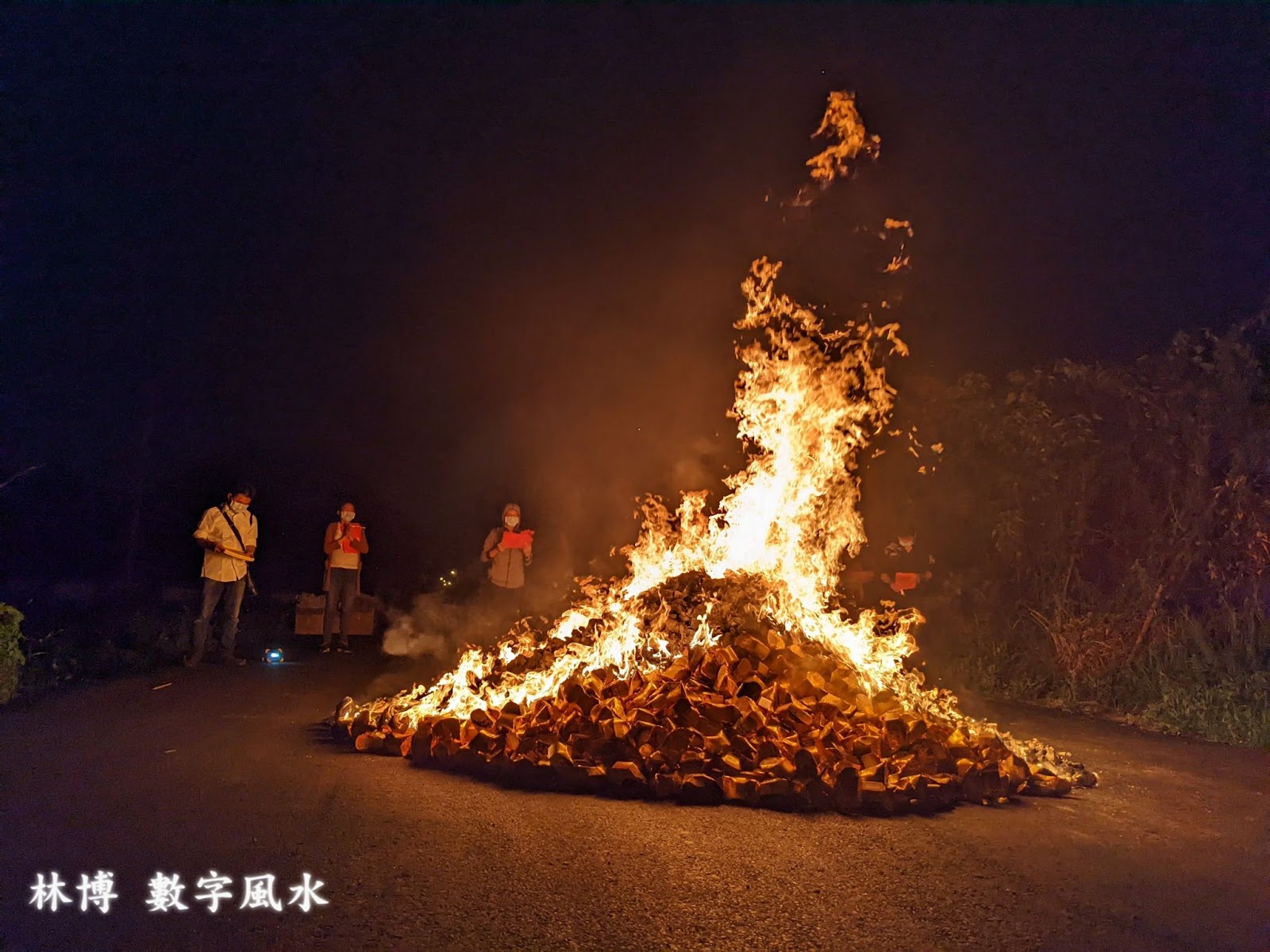 奇門遁甲超渡的元寶金紙燒化得非常快且猛