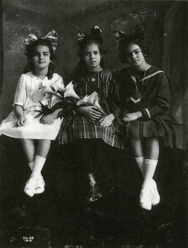  Frida (derecha) a los 12 años, con su hermana Cristina (izquierda) y su mejor amiga, Isabel Campos (centro), 1919