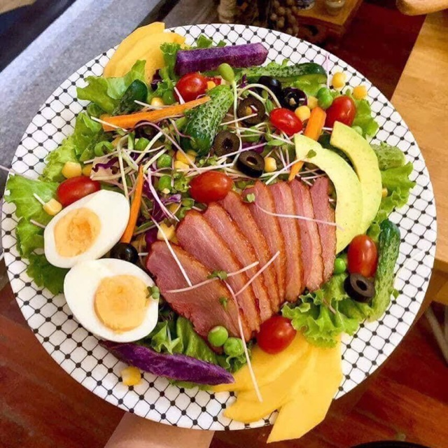 Salad rau củ ăn kiêng với lườn ngỗng hun khói IKA