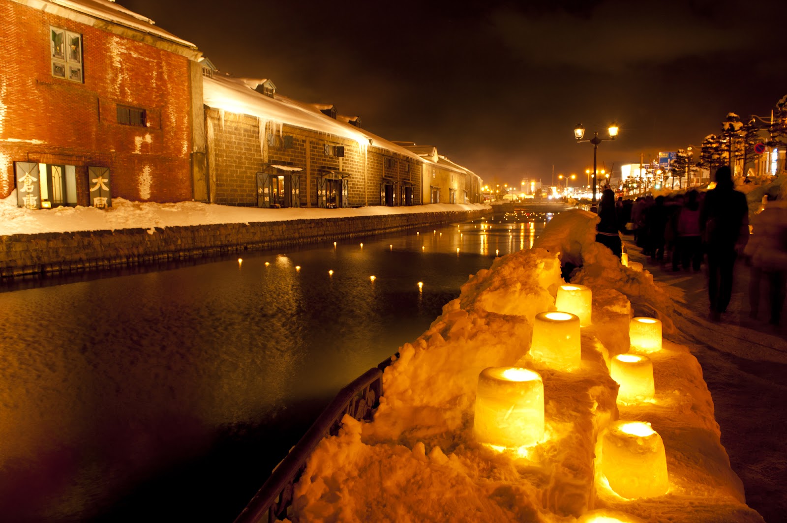 4. 小樽市 レトロな街並みで優しさが街に灯る「雪あかりの路」