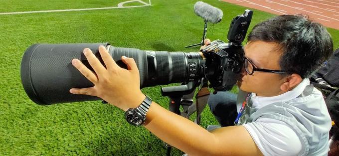 Phóng viên Lâm Thỏa, báo điện tử Vnexpress cùng đồ nghề tác nghiệp trong trận Chung kết bóng đá nam SEA Games 30 diễn ra tối ngày hôm qua 10/12.
