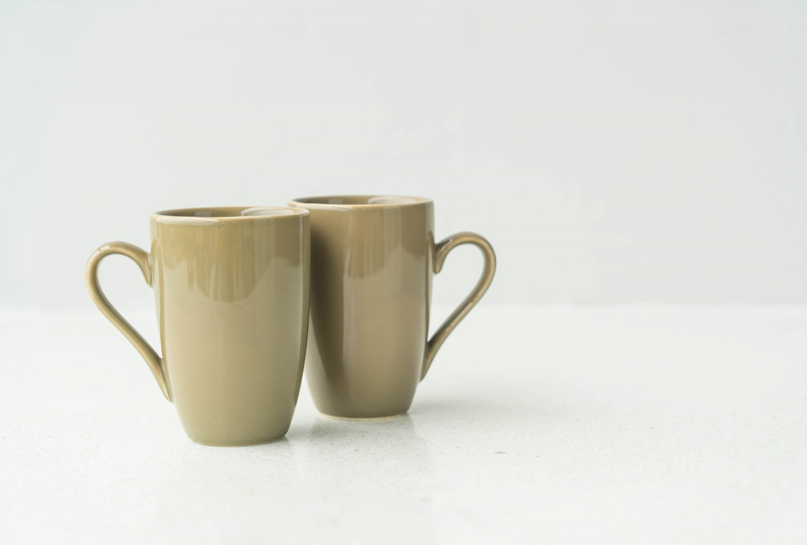 Mempunyai bentuk yang indah, kamu dapat menggunakan gelas mug keramik sebagai ide untuk parcel lebaran bagi karyawan
