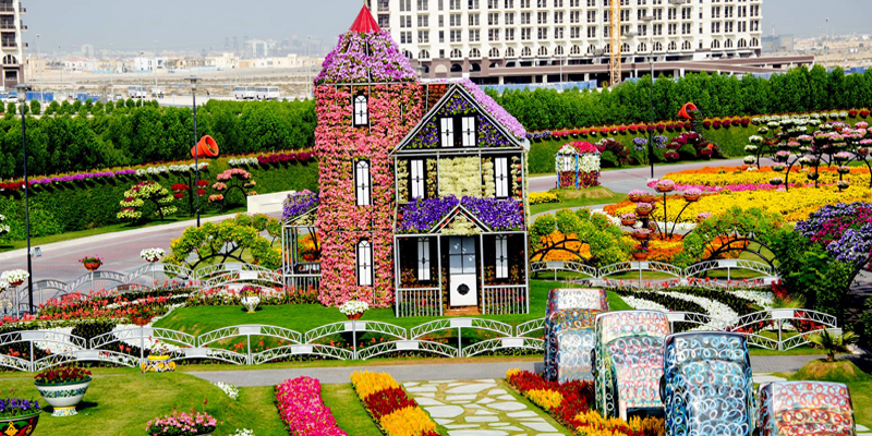  Là mái nhà chung của… hơn 45 triệu loài hoa quý hiếm, khu vườn Miracle Garden là khu vườn rộng lớn nhất và cũng là độc nhất vô nhị trên thế giới. Ngoài hít thở không khí trong lành và thơm ngất ngây thì bạn còn có dịp tha hồ “sống ảo” tại vườn hoa này nữa đấy. (Ảnh: Internet)