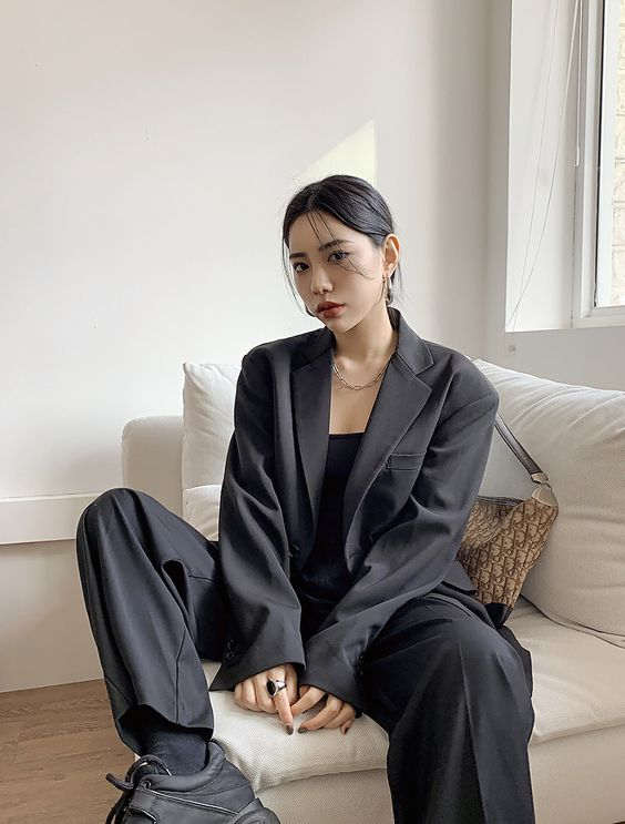 Phong cách mới mẻ, phá cách với những trang phục đen đón đầu xu hướng