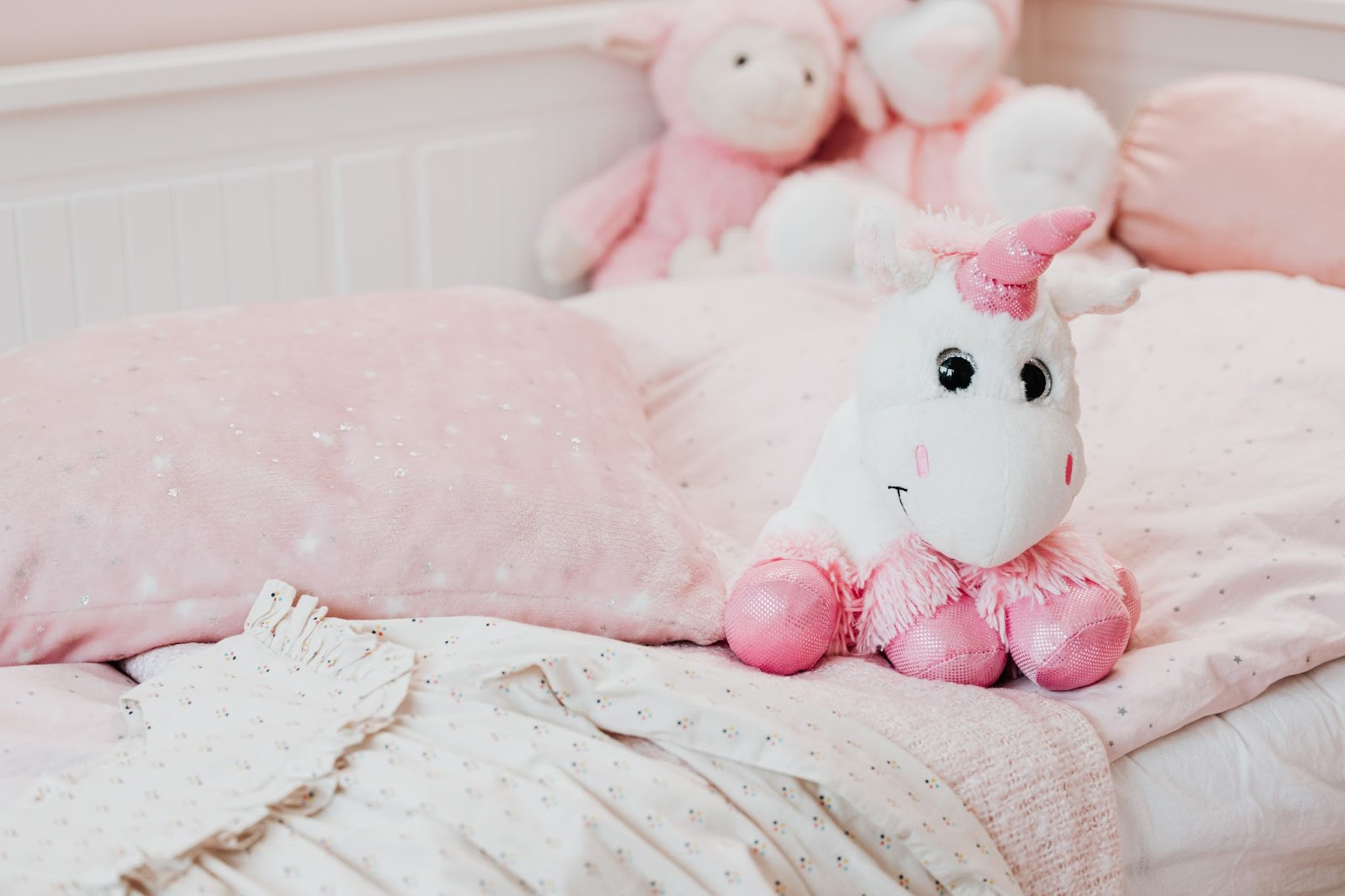 Baby girl’s bedroom -Toddler bedroom ideas featured image - Baby Journey