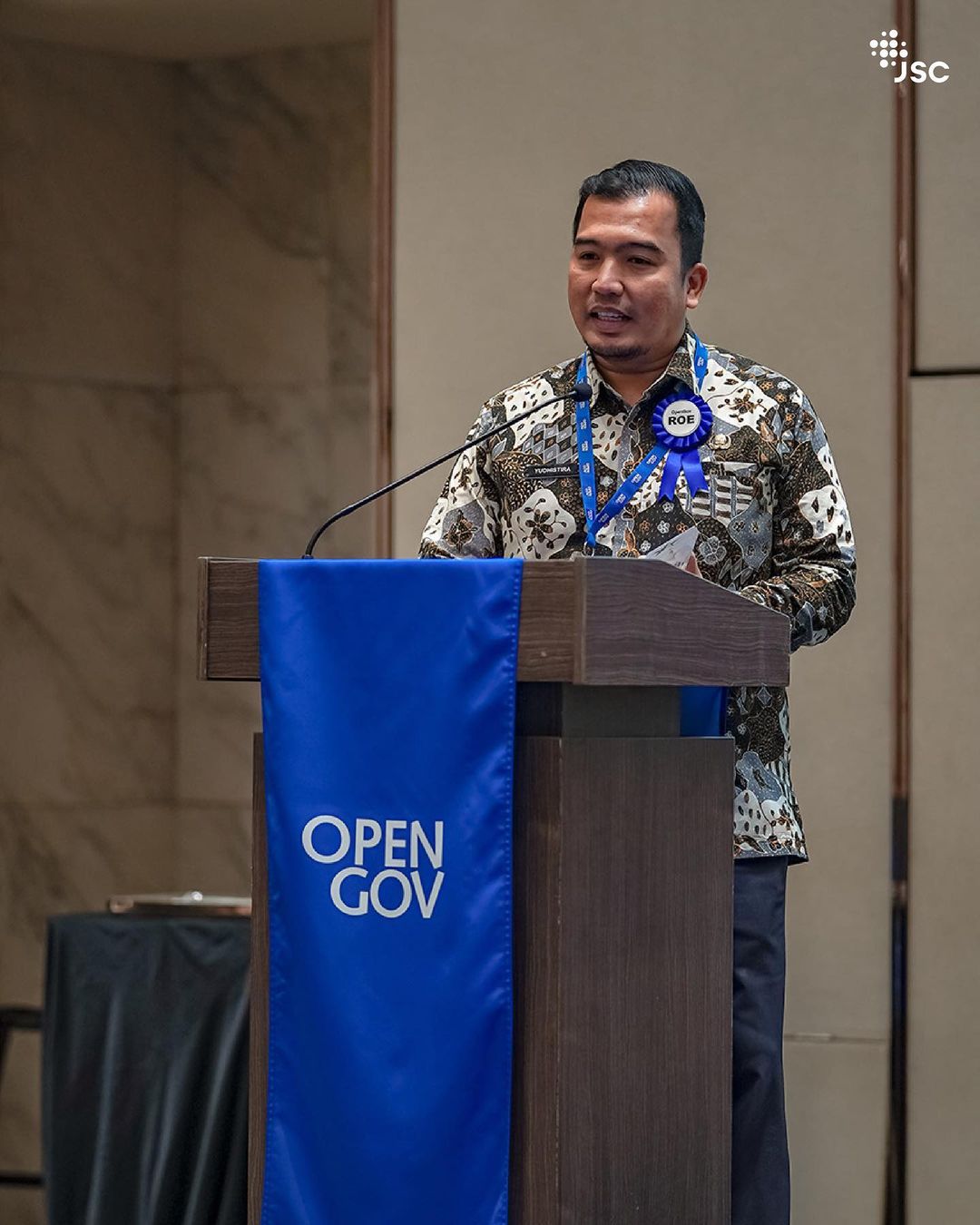 Yudhistira Nugraha, Director of Jakarta Smart City, receiving an award from OpenGov