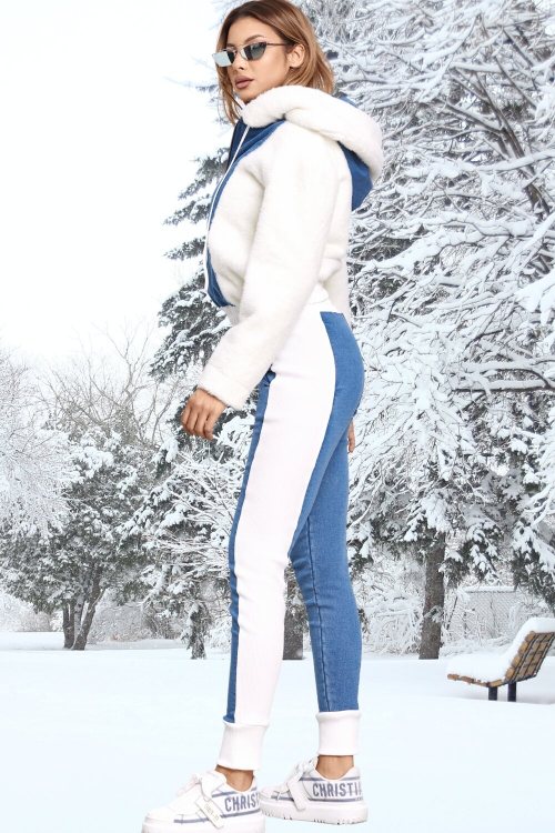 2.1. Outfit pe munte, iarna cum sa te imbraci la munte - jeans cu dungi albe laterale si geaca asortata.jpg
