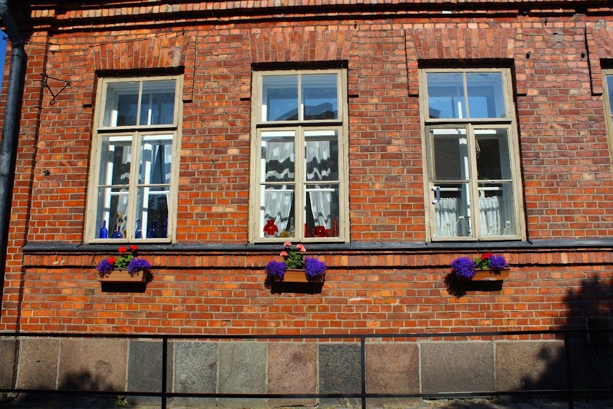 Suomenlinna red brick house flowers