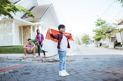 Anak membawa bendera