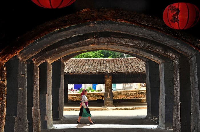 Tour du lịch Hà Giang: Phố cổ Đồng Văn mang đến nét đẹp cổ kính mê đắm lòng người