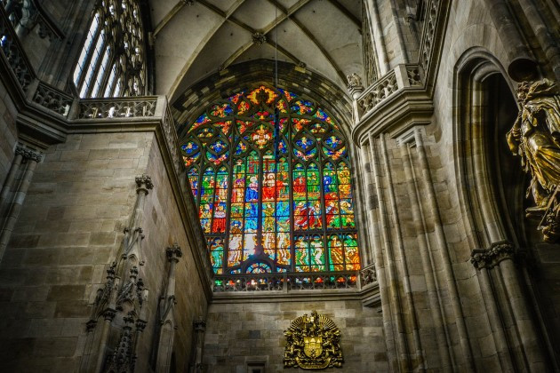 Đây là lý do các nhà thờ gắn cửa sổ kính màu nghệ thuật
