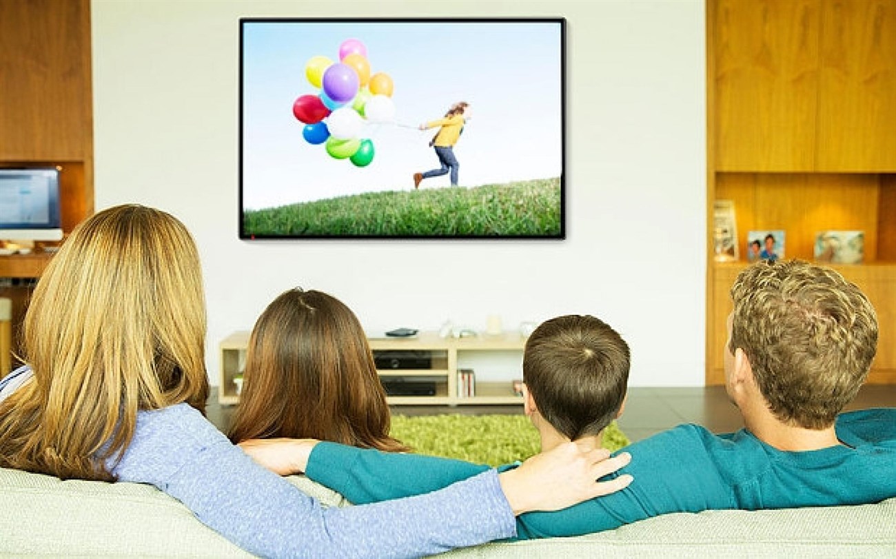 Cả gia đình sum họp xem tivi giải trí cùng nhau