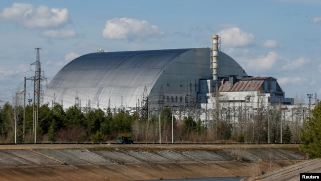 ФАЙЛ — Общий вид конструкции Нового безопасного конфайнмента (НБК) над старым саркофагом, закрывающим поврежденный четвертый реактор Чернобыльской АЭС, в Чернобыле, Украина, 7 апреля 2022 года.