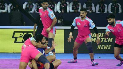 Jaipur Pink Panthers defenders successfully tackle UP Yoddha’s Pardeep Narwal