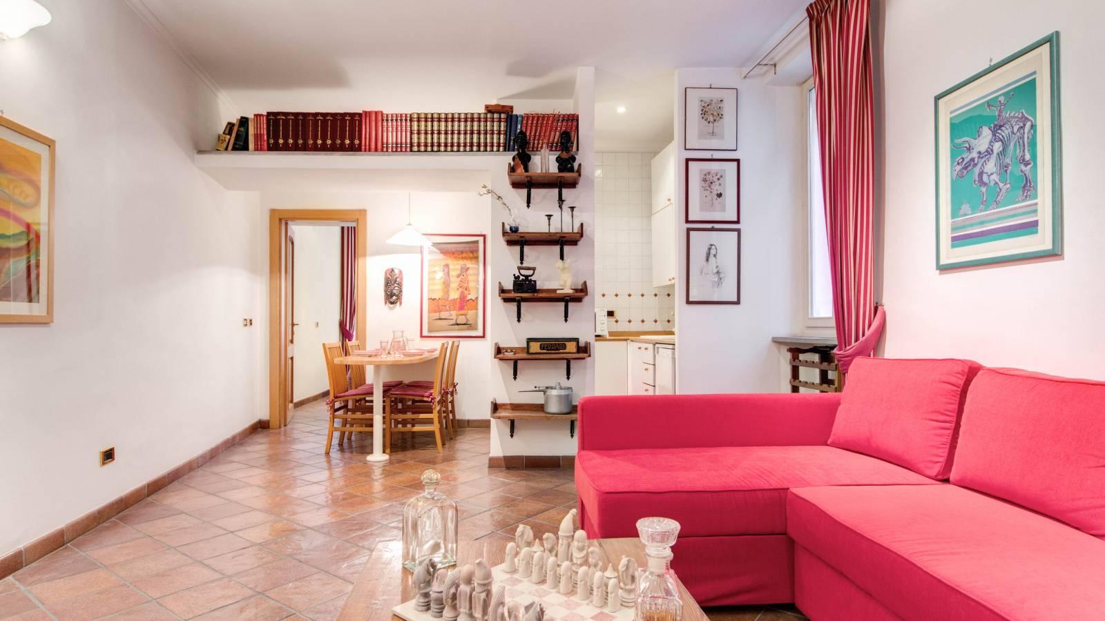 Salón luminoso con sofá rojo y ajedrez