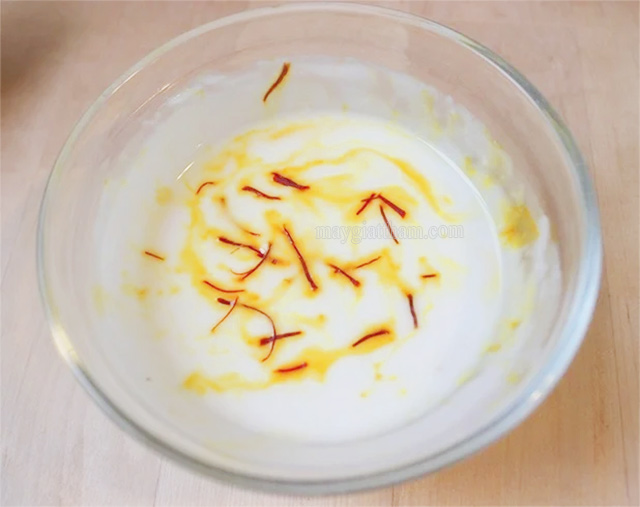 Ngâm saffron và một chút sữa tươi không đường cấp ẩm cho làn da
