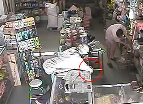 Tên trộm lừa cụ già lấy đi xấp thẻ cào tại một tiệm tạp hóa ở Bình Chánh, TP HCM. Ảnh: Trần Cường