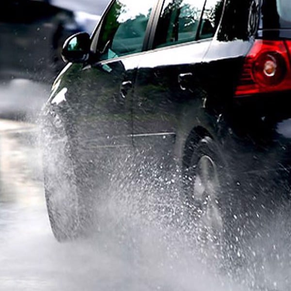 Kinh nghiệm lái xe ô tô trong điều kiện trời mưa to và đường trơn